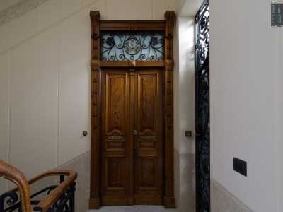 Varchiamo poi un�elegante porta in legno scuro per ritrovarci nell� �appartamento delle feste�
